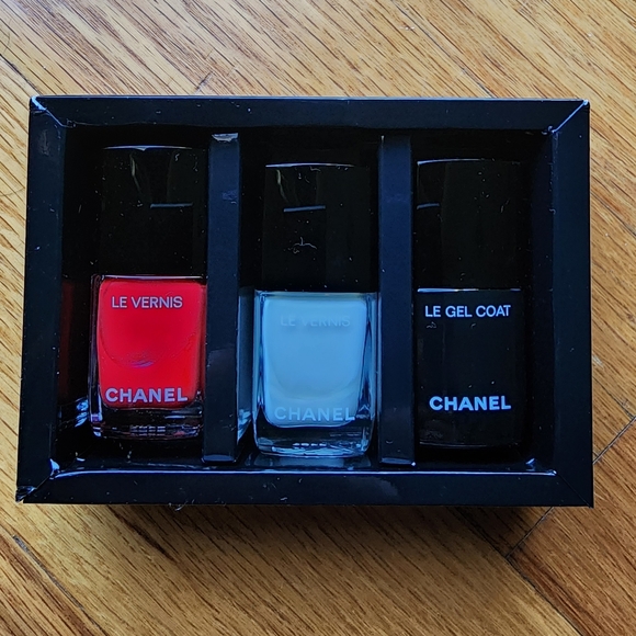 Chanel Set Le Vernis Limited Edition Manicure Set with Stickers - Picture 6 of 6